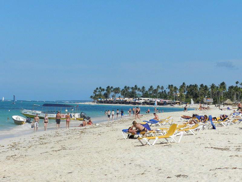 praia (ao fundo barraquinhas de recordações)