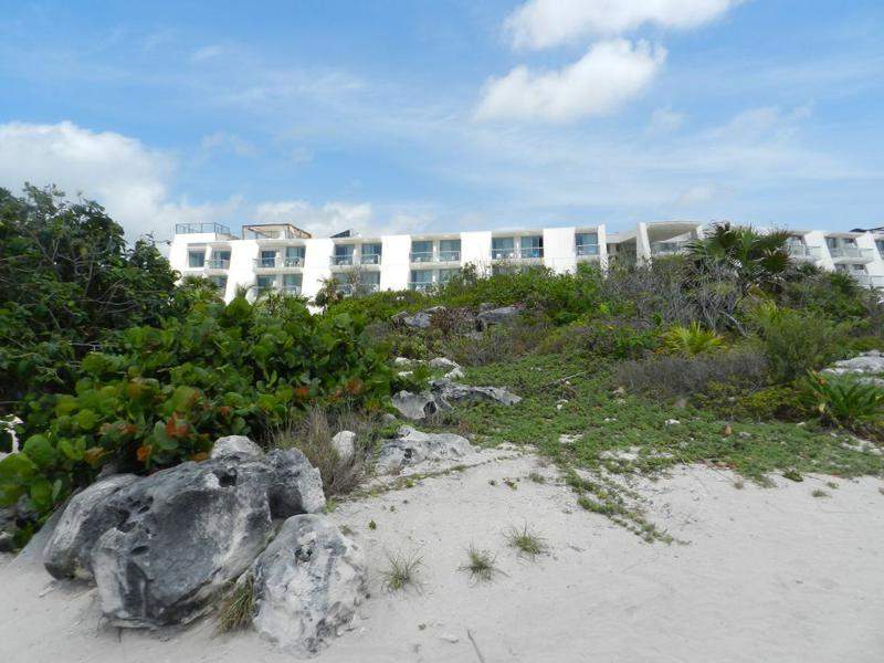 Praia e Edifícios do Riviera Maya