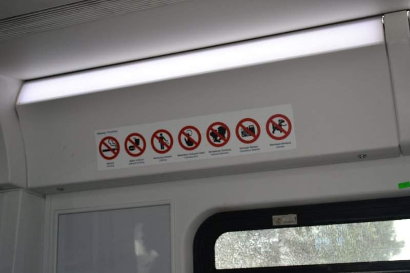 Proibido beijar na boca dentro do monorail em público