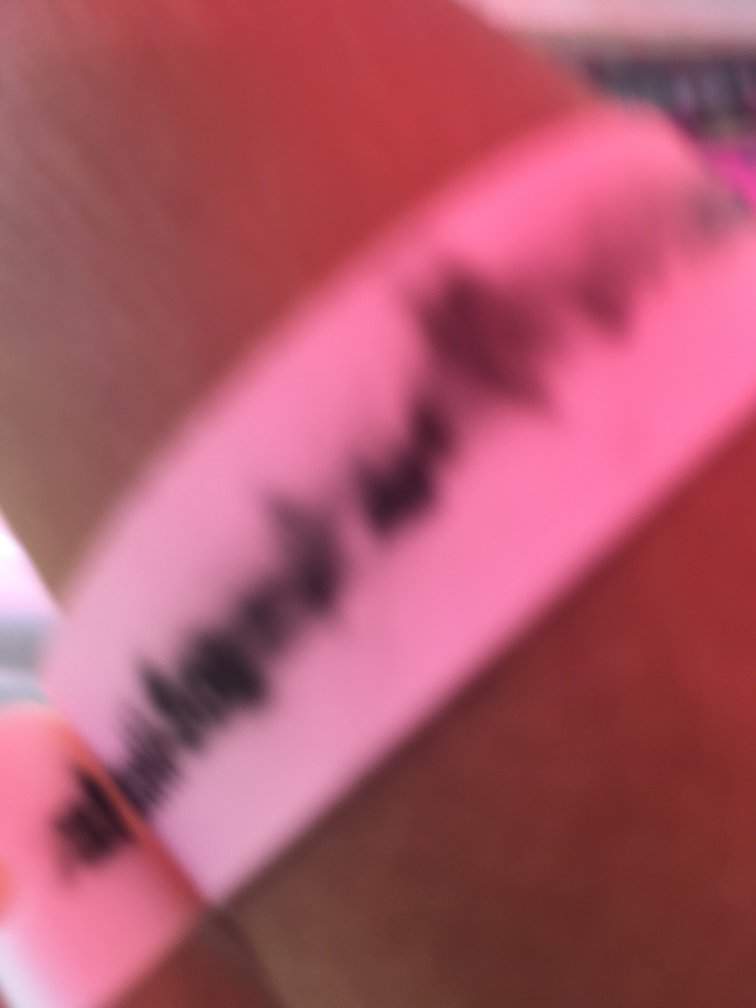 Pulseira Que Tinge A Roupa Com A Tinta Preta