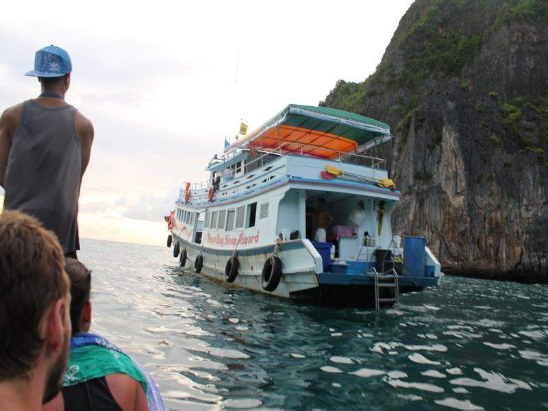 Regresso ao barco depois de visitar Maya Bay