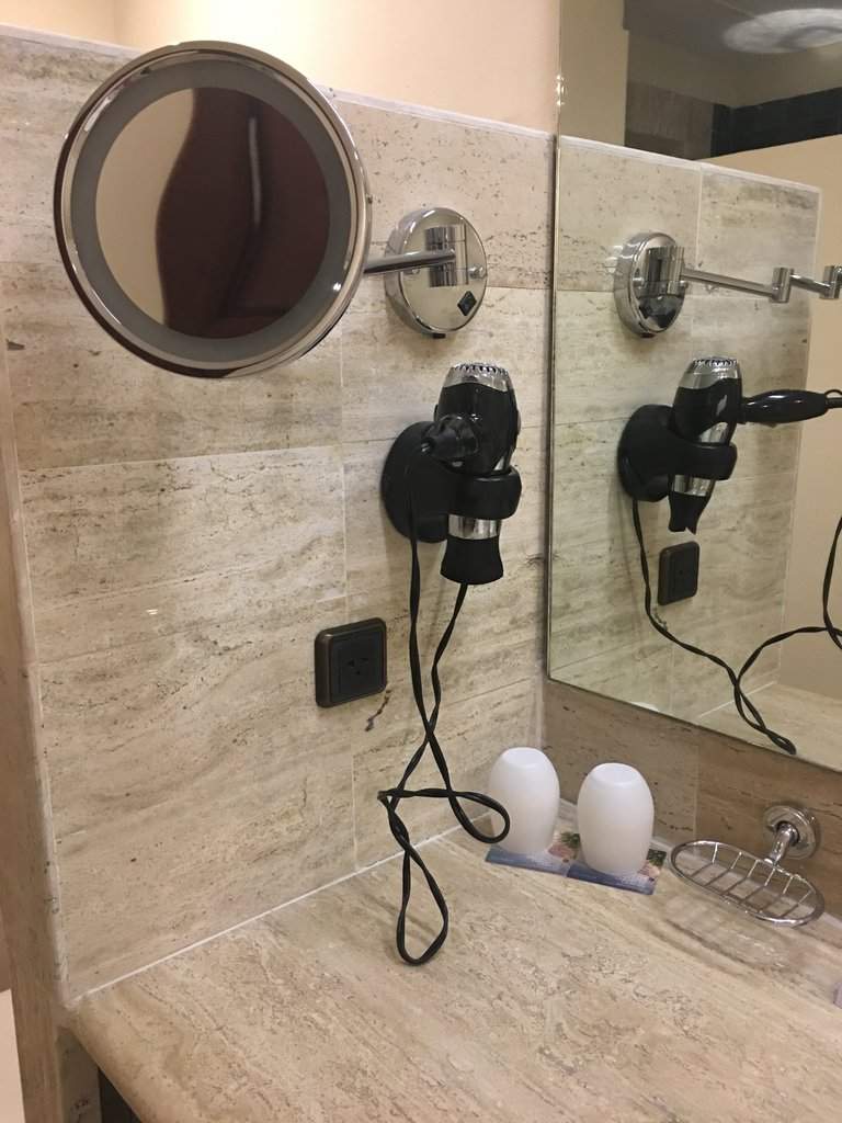 Secador de cabelo e Espelho aumentado com luz