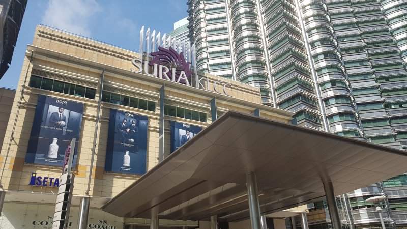 Shopping Suria KLCC por baixo das Petronas