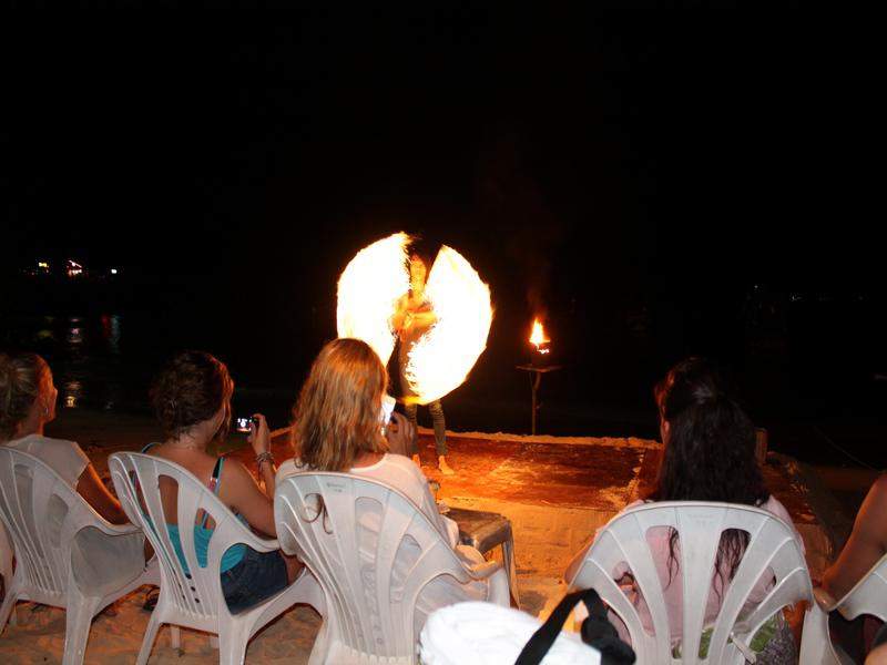 Show de fogo no bar de praia nas Phi Phi