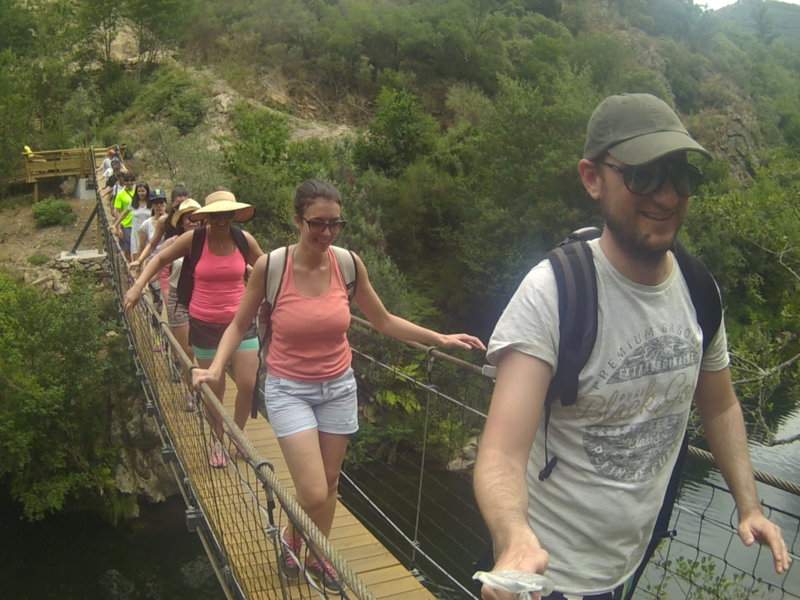Travessia da ponte suspensa
