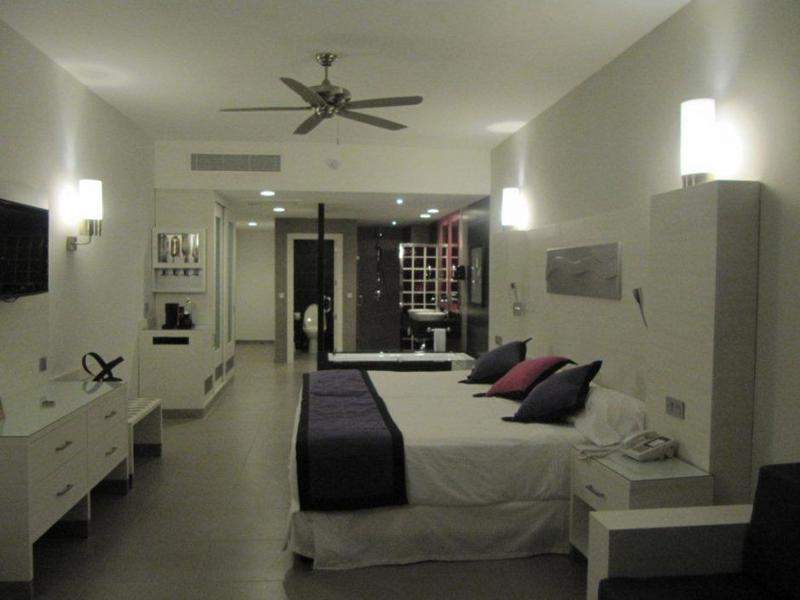 Vista do quarto, com "comfy bed" e sem aquele desagradável cheio a mofo...