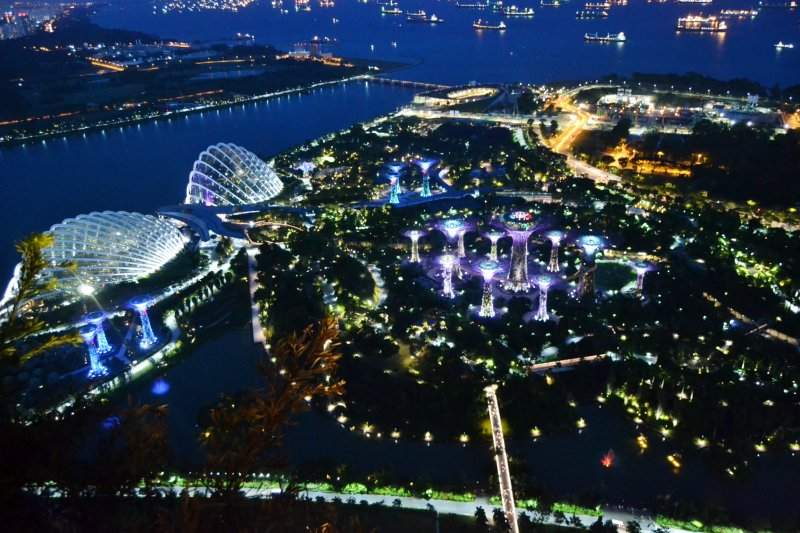 Vista nocturna da zona da piscina do Marina Bay