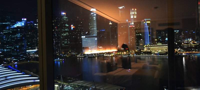 Vista nocturna do quarto no Marina Bay