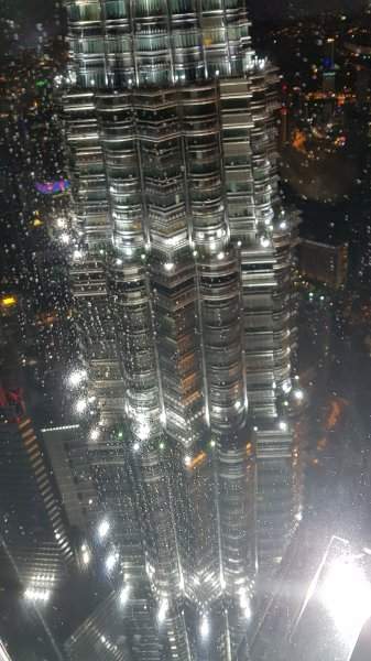 Vista para a outra torre - Andar 86 - Petronas